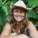 Elle on perustettu Ulkona tapahtuu -sivustolle, joka on omistettu auttamaan ihmisiä kotimaassa, luomaan uskomattomia puutarhoja, kasvattamaan omia ruokia ja kokki ulkona. Elle on permakulttuurisuunnittelija ja puutarhuri. Hän on Organic Farmers Associationin ja Australian permakulttuurin yhdistyksen jäsen.