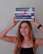 Saya Yuki, pembuat konten + pencinta buku dari California. Saya bersemangat tentang mendongeng dan semua hal tentang buku. Anda dapat menemukan saya di Instagram atau di yukireads.com