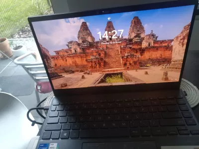 Revisión de la nueva computadora portátil de 13 pulgadas Asus Zenbook : Hermosa pantalla OLED en Asus Zenbook que muestra la pantalla de desbloqueo de Windows 11 después de la actualización gratuita de Windows 10